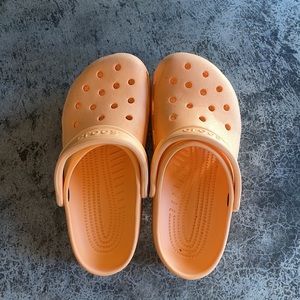 Womens size 9 Mens size 7 Orange crocs excellent condition